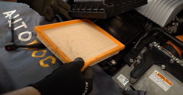 Changing Air Filter on TOYOTA AURIS (NZE18_, ZRE18_) 2.0 D-4D (ADE186_) 2015 by yourself