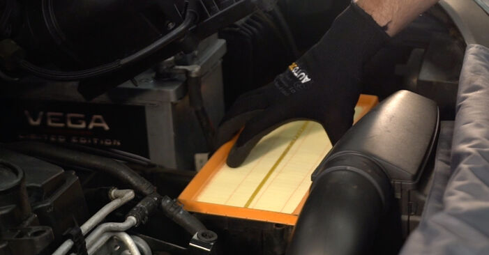 Wie schmierig ist es, selber zu reparieren: Luftfilter beim VW SCIROCCO Van (137) 2.0 TFSi 2014 wechseln – Downloaden Sie sich Bildanleitungen
