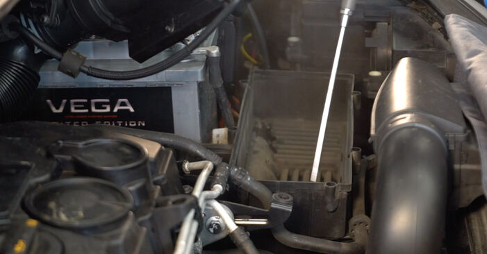 Cómo quitar Filtro de Aire en un VW PASSAT 1.6 TDi BlueMotion 2014 - instrucciones online fáciles de seguir