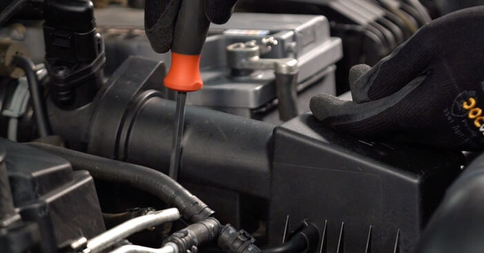 Ako vymeniť Vzduchový filter na VW Passat B7 Alltrack 2012 – bezplatné PDF a video návody.