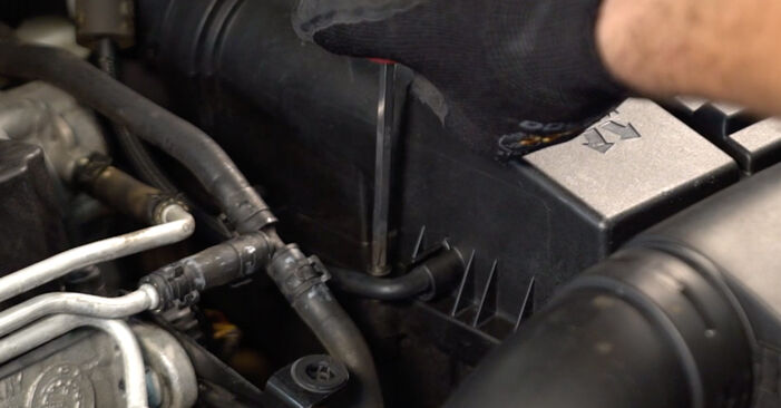 Wie lange braucht der Teilewechsel: Luftfilter am VW Passat CC 2011 - Einlässliche PDF-Wegleitung