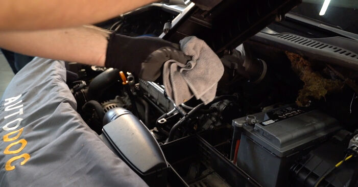 Cómo reemplazar Filtro de Aire en un VW Passat Variant (365) 2010: descargue manuales en PDF e instrucciones en video