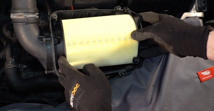 VW BEETLE Oro filtras išsami keitimo instrukcija