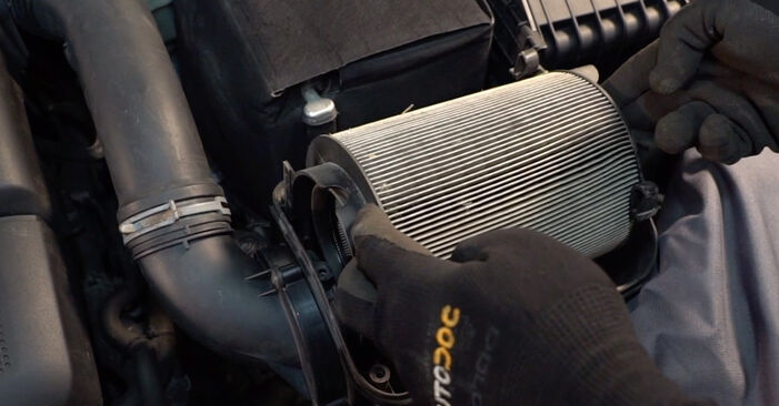 Samodzielna wymiana Filtr powietrza w VW Jetta Mk6 (162, 163, AV3, AV2) 1.2 TSI 2013