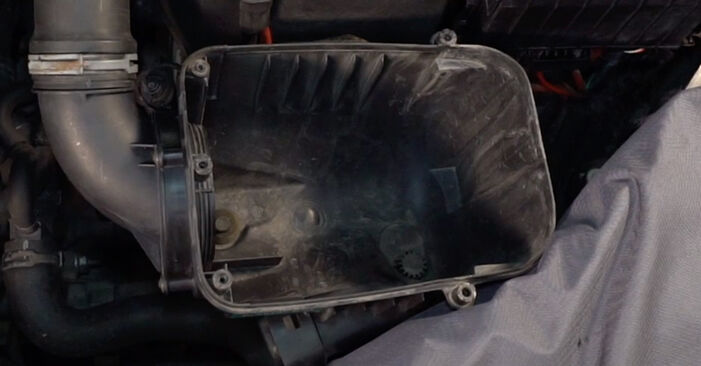 Wie problematisch ist es, selber zu reparieren: Luftfilter beim VW Caddy 3 kasten 2.0 TDI 16V 2010 auswechseln – Downloaden Sie sich bebilderte Tutorials