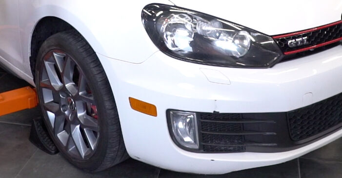 Cum schimb Brat Suspensie la VW Golf 6 Cabrio 2011 - manualele în format PDF și video gratuite