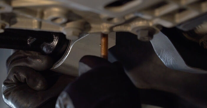 Cómo reemplazar Brazo De Suspensión en un VW Golf VI Cabrio (517) 1.6 TDI 2012 - manuales paso a paso y guías en video