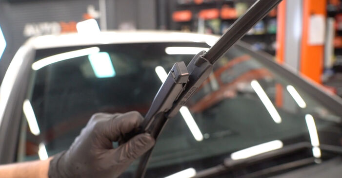 How to replace MERCEDES-BENZ VANEO (414) 1.7 CDI (414.700) 2003 Wiper Blades - step-by-step manuals and video guides