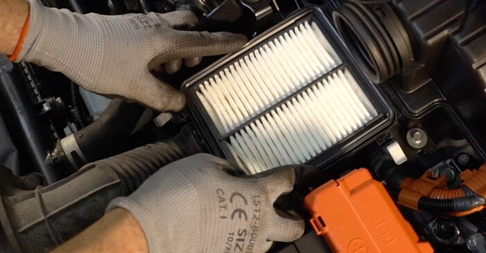 Wie problematisch ist es, selber zu reparieren: Luftfilter beim Honda Jazz 3 1.5 4WD (GE9) 2013 auswechseln – Downloaden Sie sich bebilderte Tutorials