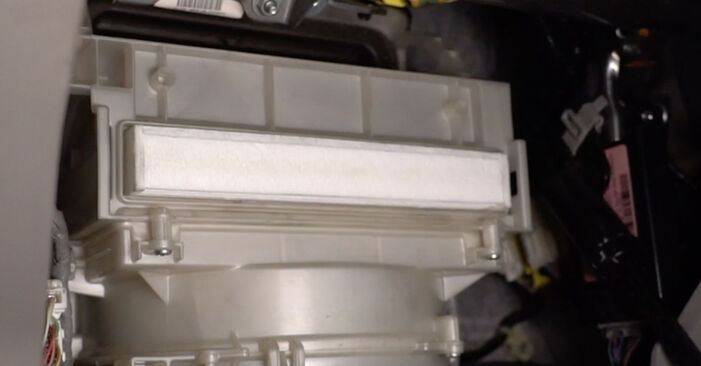Jak zdjąć i wymienić Filtr klimatyzacji Honda Jazz 3 1.3 HYBRID (GP1) 2011 - łatwe w użyciu instrukcje online