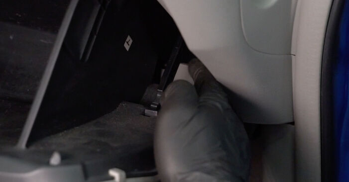 Honda CRZ ZF 1.5 IMA (ZF1) 2016 Innenraumfilter wechseln: wie schwer ist es, selbst zu reparieren - Downloaden Sie sich illustrierte Anleitungen