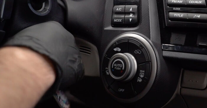 Reemplace Filtro de Habitáculo en un Honda Civic 10 2015 1.5 VTEC (FC1) usted mismo