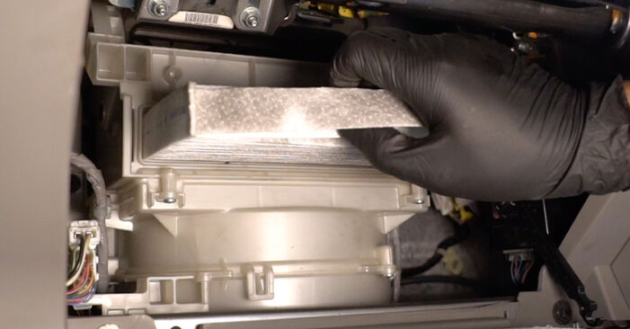 Changing Pollen Filter on HONDA CITY Saloon (GM) 1.5 Flex 2011 by yourself