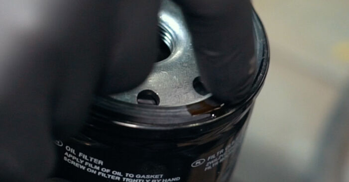 Ölfilter beim RENAULT SANDERO / STEPWAY 1.6 (BS0H, BS0F) 2014 selber erneuern - DIY-Manual
