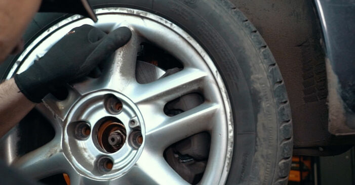 Vanskelighetsgrad: Bytte av Støtdemper på Renault Megane 1 Grandtour 1.4 e 2000 – last ned illustrert veiledning