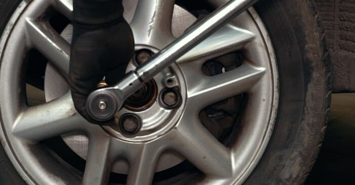 Changing Brake Pads on RENAULT LAGUNA I Grandtour (K56_) 1.8 16V 1998 by yourself