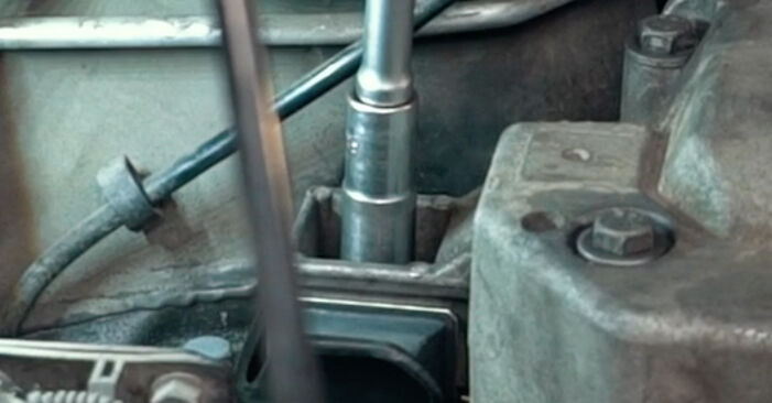 Jak wymienić Zawieszenie silnika RENAULT Megane I Hatchback (BA) 1.4 16V 1996 - instrukcje krok po kroku i filmiki instruktażowe