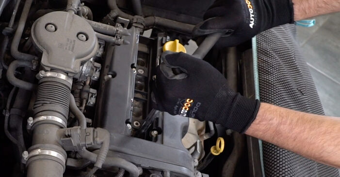 Wie schmierig ist es, selber zu reparieren: Zündkerzen beim Opel Astra G Coupe 1.8 16V (F07) 2000 wechseln – Downloaden Sie sich Bildanleitungen