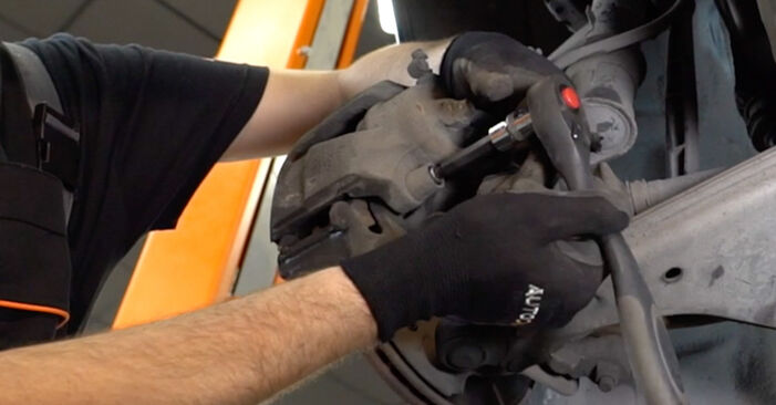 Wie schmierig ist es, selber zu reparieren: Bremsbeläge beim Opel Astra F 70 2.0 DTI (F70) 2005 wechseln – Downloaden Sie sich Bildanleitungen