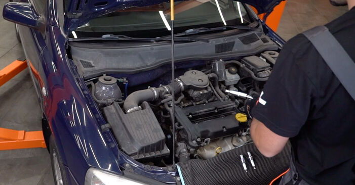 OPEL Corsa E Hatchback (X15) 1.2 (08, 68) Świece iskrowe wymiana: przewodniki online i samouczki wideo