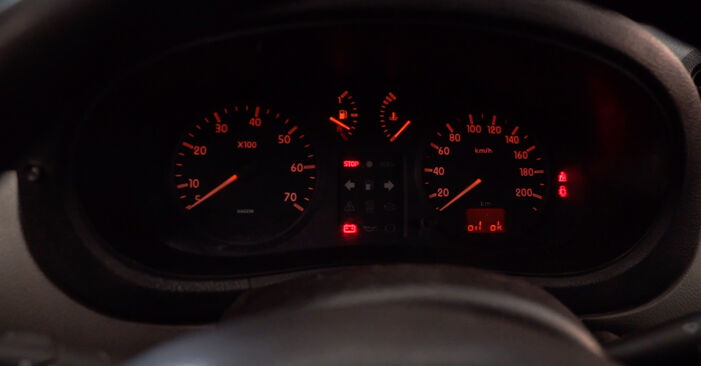 Kā nomainīt RENAULT Clio IV Hatchback (BH_) 1.5 dCi 90 2013 Eļļas filtrs - pakāpeniskās rokasgrāmatas un video ceļveži