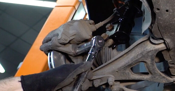 Hinweise des Automechanikers zum Wechseln von RENAULT CLIO II Kasten (SB0/1/2_) 1.2 2012 Bremsscheiben