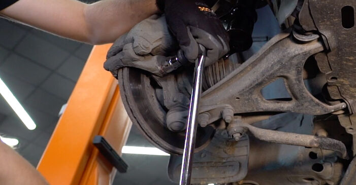 Wie schmierig ist es, selber zu reparieren: Bremsscheiben beim Renault Clio 2 Kastenwagen 1.9 D 2004 wechseln – Downloaden Sie sich Bildanleitungen