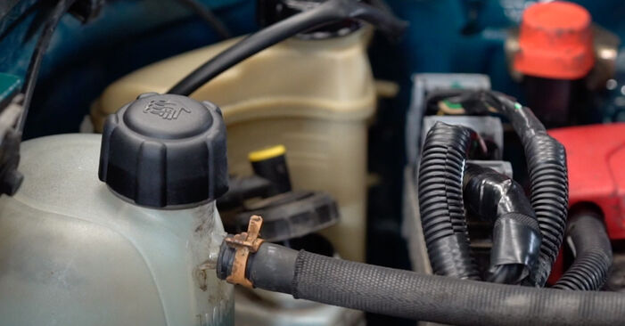 Wie schmierig ist es, selber zu reparieren: Bremsscheiben beim Renault 19 Cabrio 1.8 16V 1991 wechseln – Downloaden Sie sich Bildanleitungen