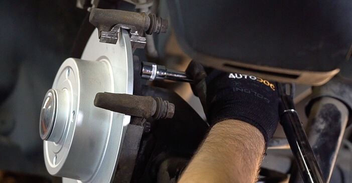 Wie schmierig ist es, selber zu reparieren: Radlager beim Renault Twingo 2 1.2 Turbo 2013 wechseln – Downloaden Sie sich Bildanleitungen