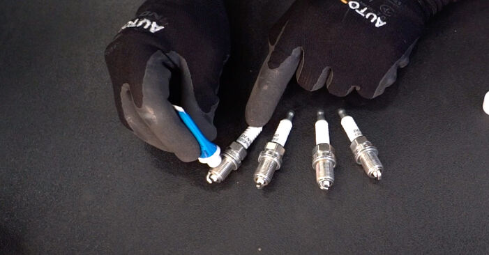 Wie schmierig ist es, selber zu reparieren: Zündkerzen beim Renault Megane 3 Coupe 1.6 16V 2014 wechseln – Downloaden Sie sich Bildanleitungen