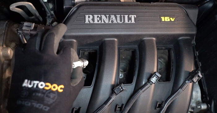 2005 Renault Grand Scénic II 1.9 dCi (JM14) Świeca zapłonowa instrukcja wymiany krok po kroku