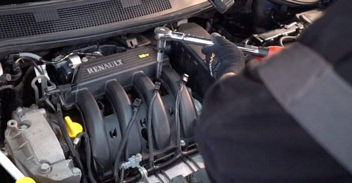 Cik ilgu laiku aizņem nomaiņa: Renault Clio 3 2013 Aizdedzes svece - informatīva PDF rokasgrāmata