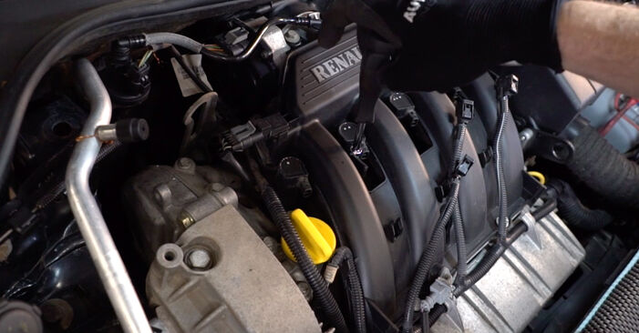 Ako vymeniť RENAULT Clio III Hatchback (BR0/1, CR0/1) 1.5 dCi 2006 Zapalovacia sviečka – návody a video tutoriály krok po kroku.