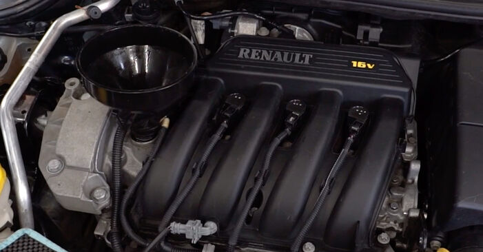 Hvordan bytte RENAULT 25 Hatchback 2.0 12V 1988 Oljefilter selv – veiledning på nettet