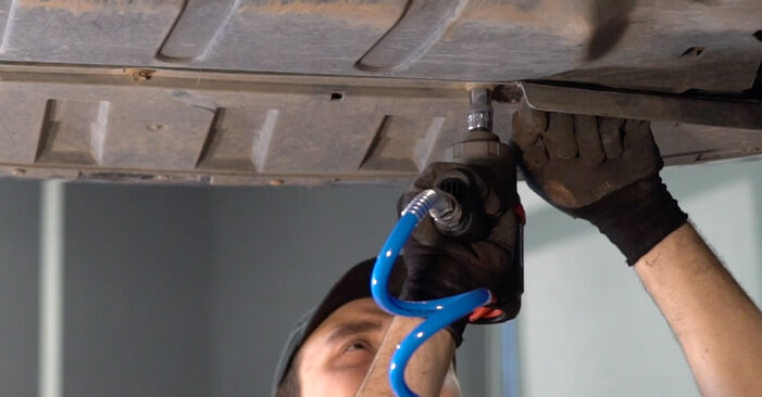 Changing Control Arm on RENAULT Megane II Box Body / Hatchback (KM0/2_) 1.5 dCi 2006 by yourself