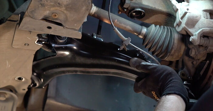 Replacing Control Arm on Renault Grand Scénic II 2008 1.9 dCi (JM14) by yourself