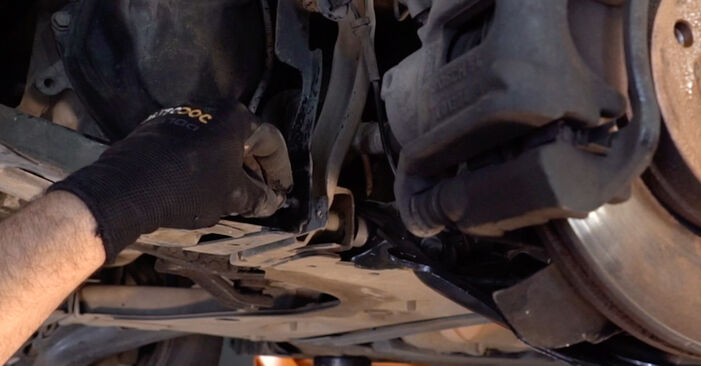 Changing Control Arm on RENAULT GRAND SCÉNIC II (JM0/1_) 1.5 dCi 2007 by yourself