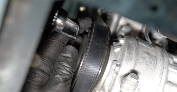 Wie schmierig ist es, selber zu reparieren: Keilrippenriemen beim Audi Q5 8R 3.0 TDI quattro 2014 wechseln – Downloaden Sie sich Bildanleitungen