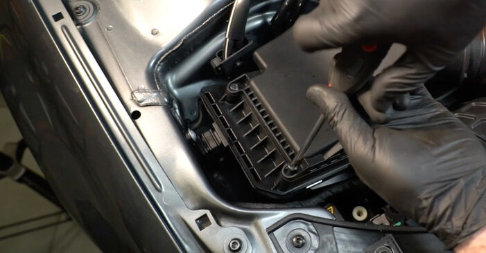 Reemplace Filtro de Aire en un Audi A5 B8 Cabrio 2010 3.0 TDI quattro usted mismo