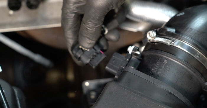 Filtr powietrza w AUDI A5 Cabrio (8F7) S5 3.0 quattro 2014 samodzielna wymiana - poradnik online