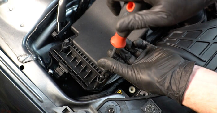 Tauschen Sie Luftfilter beim AUDI A5 Cabrio (8F7) 2.7 TDI 2012 selbst aus