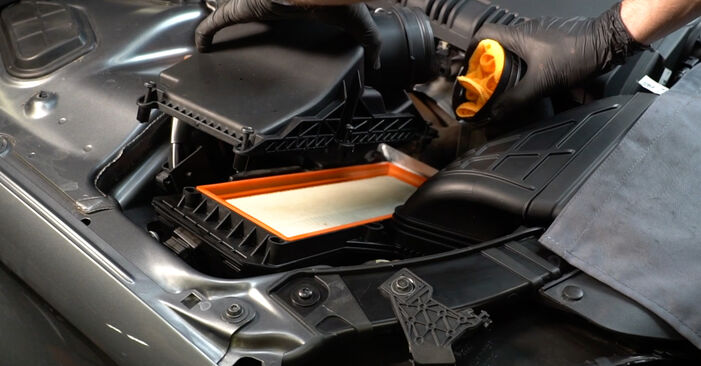 Luftfilter am AUDI A5 Cabrio (8F7) 3.0 TDI 2014 wechseln – Laden Sie sich PDF-Handbücher und Videoanleitungen herunter