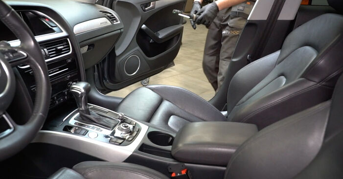 Wymiana Filtr powietrza kabinowy Audi A5 8ta 2.0 TDI 2009 - darmowe instrukcje PDF i wideo