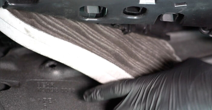 Wie man AUDI A5 2.7 TDI 2013 Innenraumfilter wechselt – Leicht verständliche Wegleitungen online