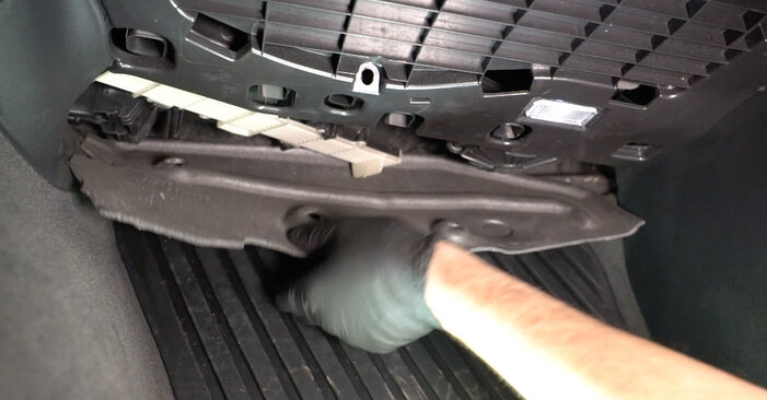 Audi A5 B8 Cabrio 2.0 TFSI 2011 Innenraumfilter wechseln: Gratis Reparaturanleitungen