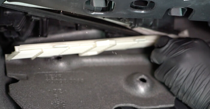 Wechseln Sie Innenraumfilter beim AUDI A5 Cabrio (8F7) 2.7 TDI 2012 selbst aus