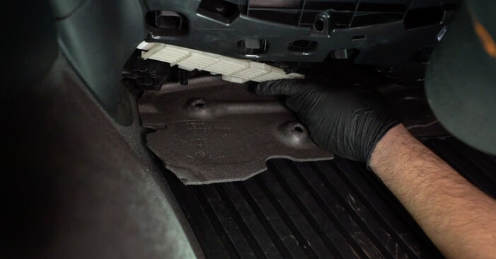 Wie schmierig ist es, selber zu reparieren: Innenraumfilter beim Audi A5 8t3 2.0 TFSI quattro 2013 wechseln – Downloaden Sie sich Bildanleitungen