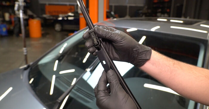 Wie schmierig ist es, selber zu reparieren: Scheibenwischer beim Audi A5 B9 Sportback 2.0 TFSI g-tron 2022 wechseln – Downloaden Sie sich Bildanleitungen