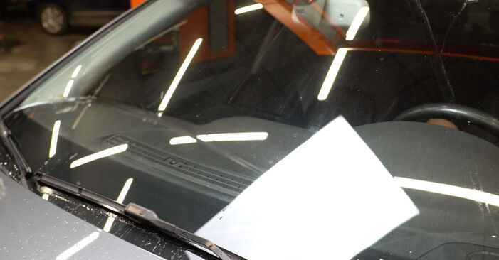 Kako dolgo traja menjava: Metlica brisalnika stekel na Audi A4 B9 Avant 2023 - informativni PDF priročnik