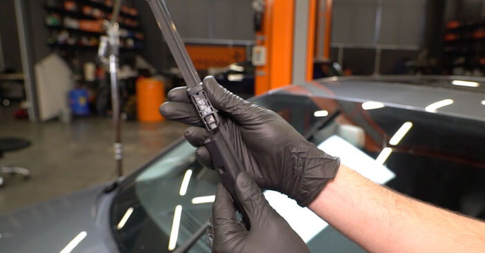 Como substituir Escovas do Limpa Vidros no AUDI A5 Coupe (8T3) 2012: descarregue manuais em PDF e instruções em vídeo